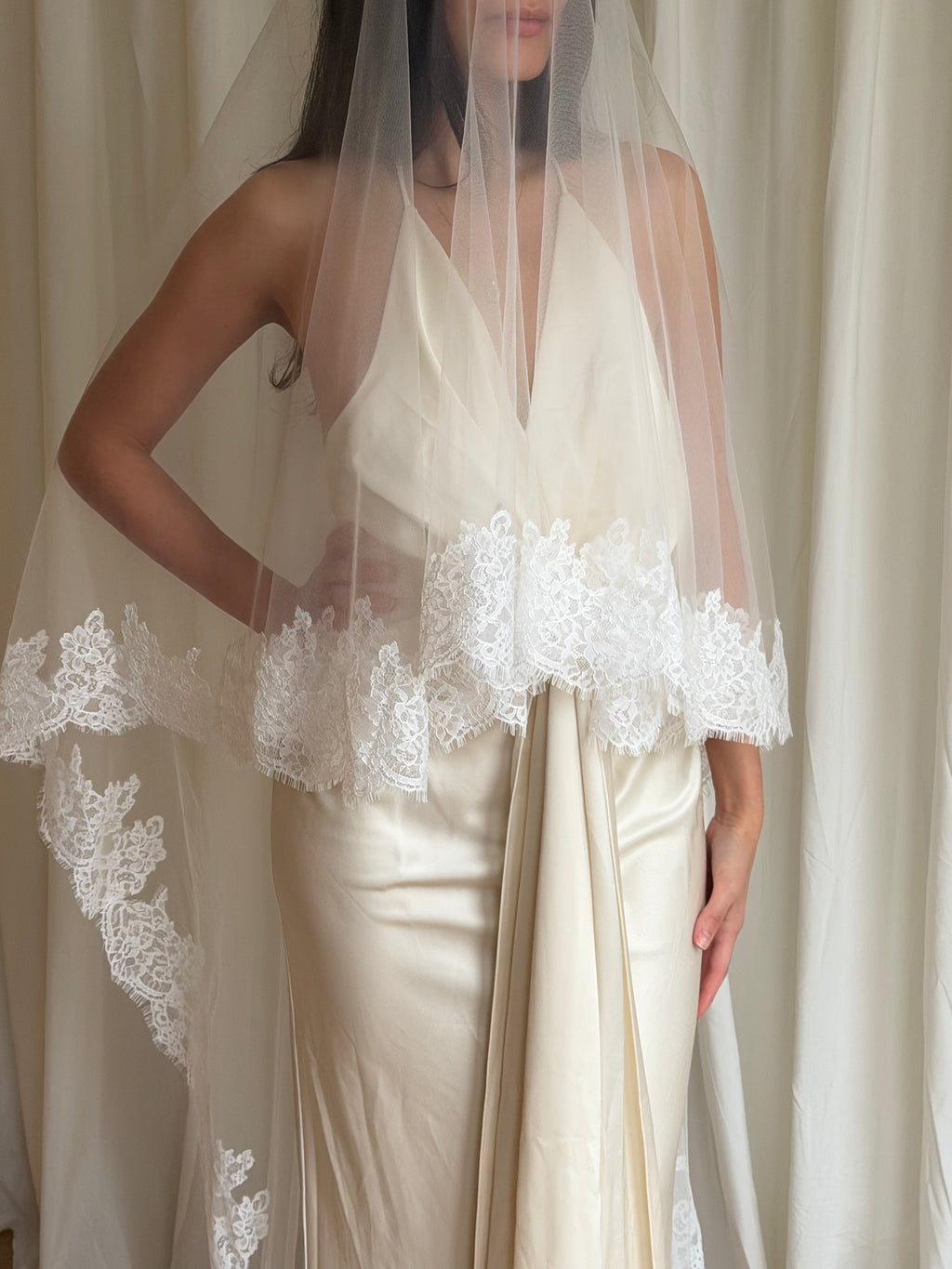 LACE TRIM DROP BLUSHER VEIL