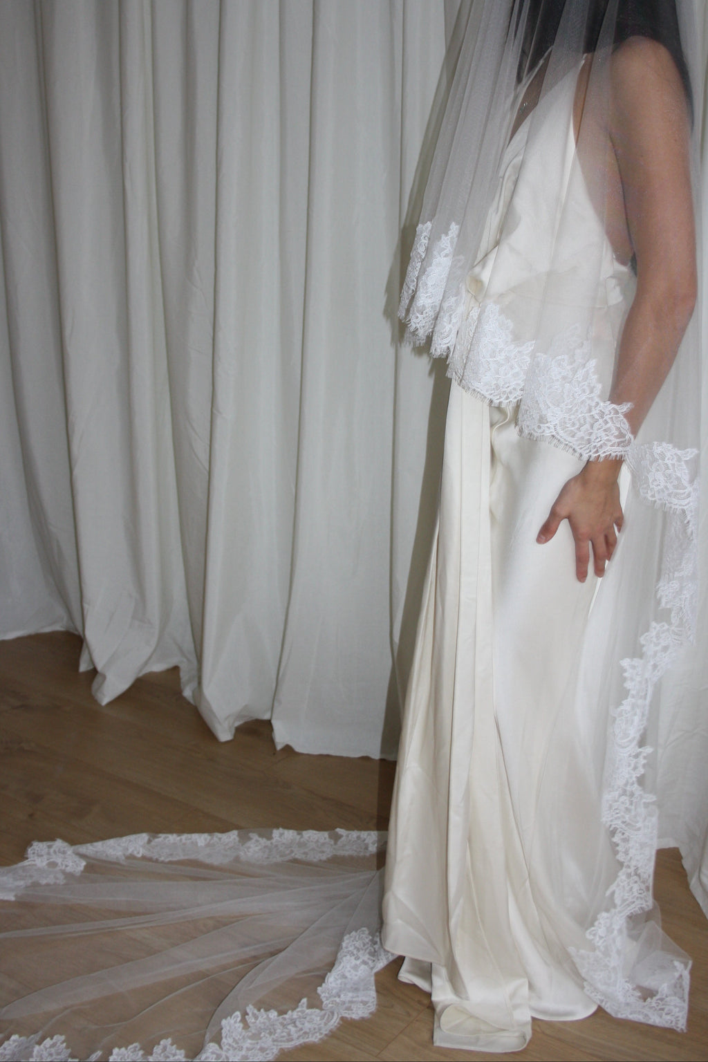 LACE TRIM DROP BLUSHER VEIL