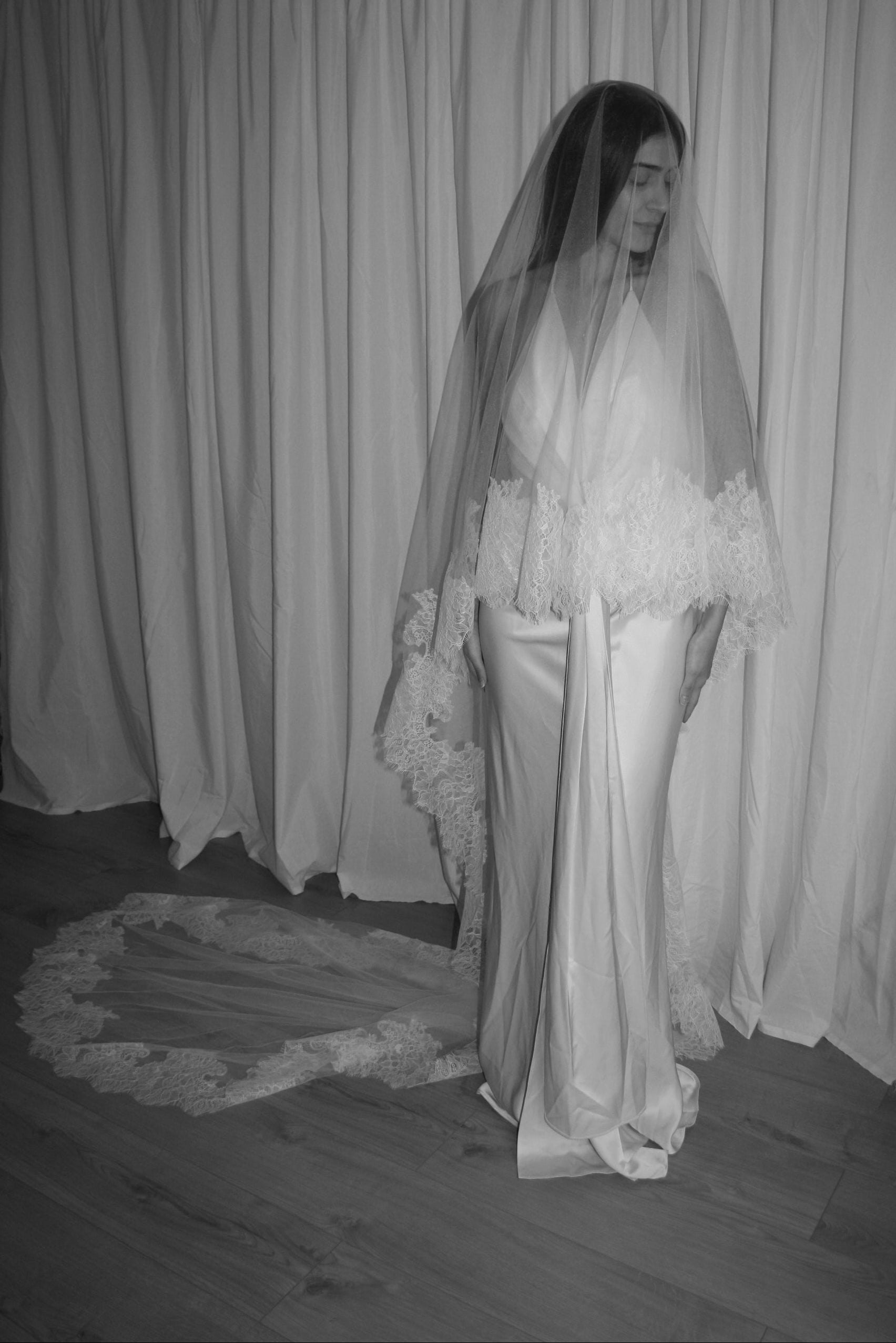 CHANTILLY LACE TRIM DROP VEIL