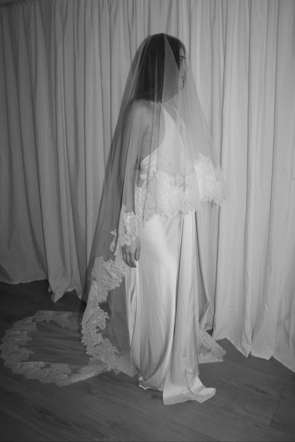 CHANTILLY LACE TRIM DROP VEIL