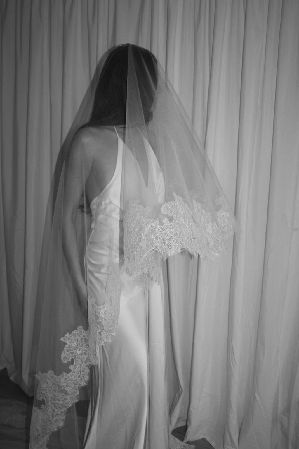 CHANTILLY LACE TRIM DROP VEIL