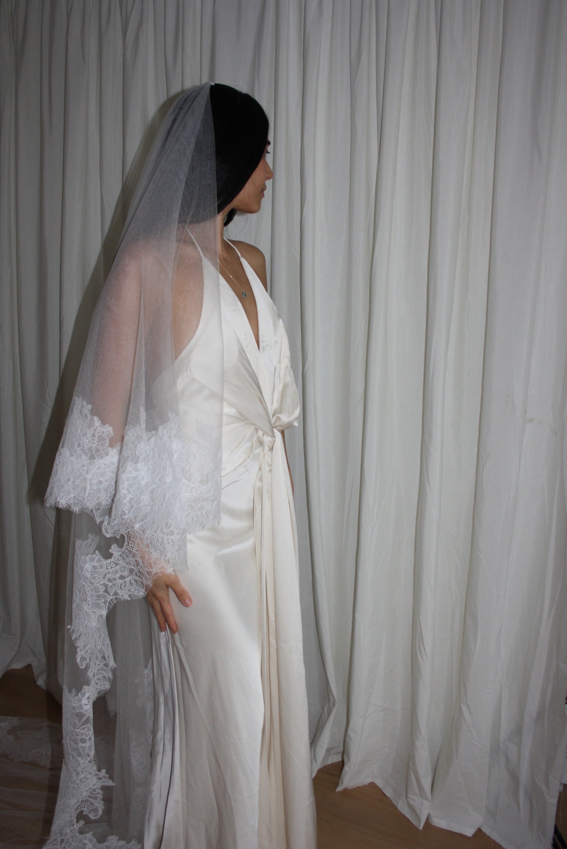 CHANTILLY LACE TRIM DROP VEIL