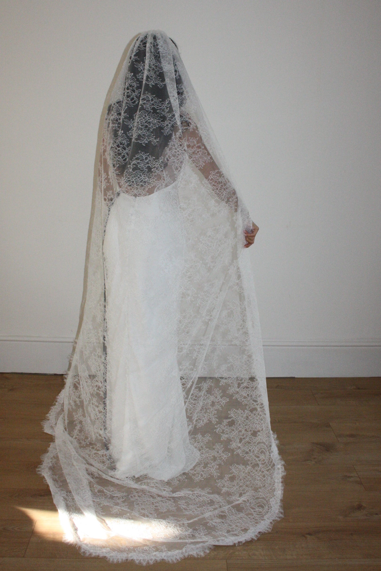 Cathedral-length bridal veil made from soft off-white tulle with full Chantilly lace all over. Lightweight, romantic, and beautifully detailed for a timeless bridal look.