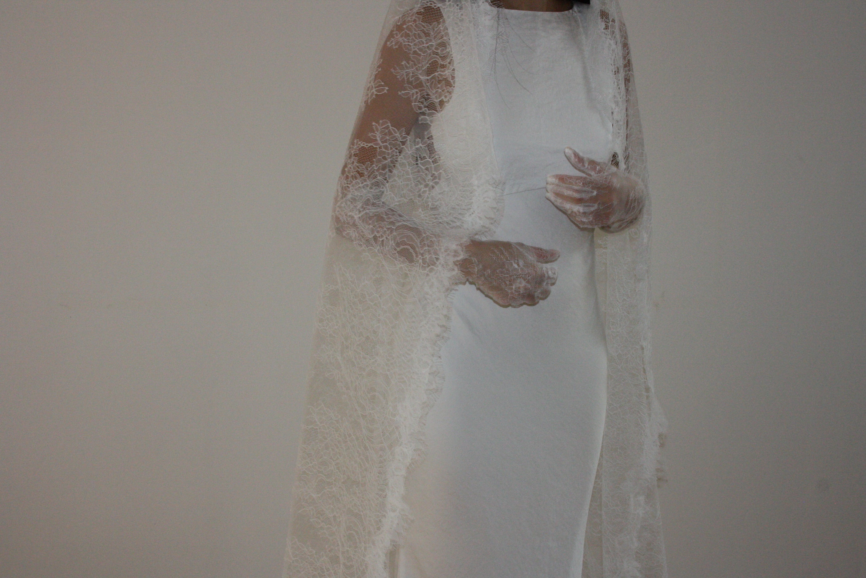 Cathedral-length bridal veil made from soft off-white tulle with full Chantilly lace all over. Lightweight, romantic, and beautifully detailed for a timeless bridal look.